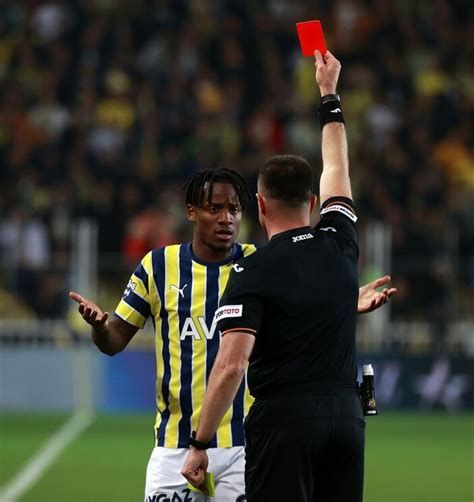 F­e­n­e­r­b­a­h­ç­e­­d­e­ ­f­o­r­v­e­t­l­e­r­ ­k­ı­r­m­ı­z­ı­ ­k­a­r­t­ ­g­ö­r­ü­y­o­r­
